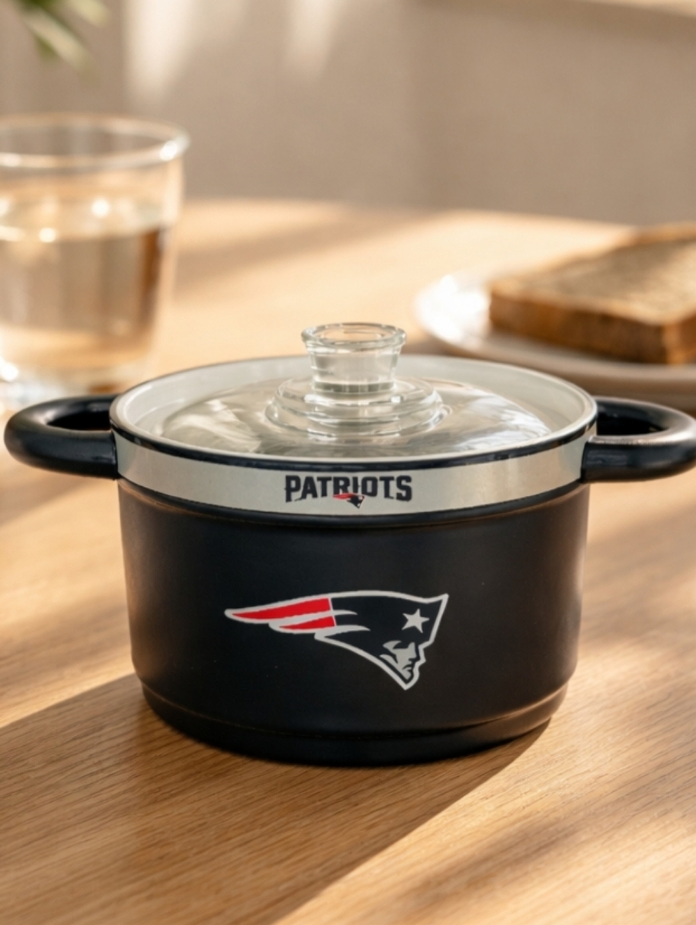 New England Patriots  Chili/Soup/Dip Bowl  Crock with Lid 23 oz NFL Licensed